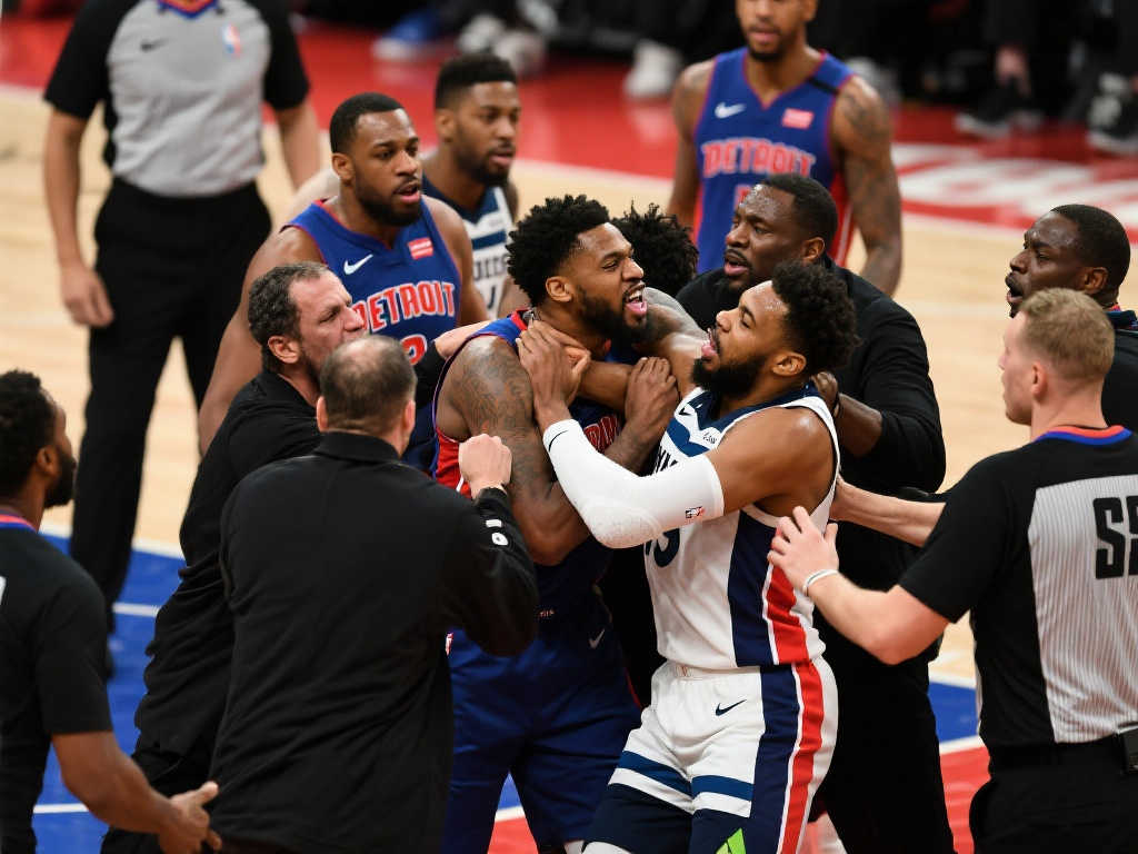 森林狼对阵活塞上演激烈冲突:扭打掐脖致7人被驱逐 森林狼对阵活塞上演激烈冲突:扭打掐脖致7人被驱逐